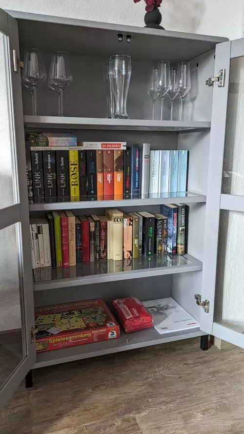 Ferienwohnung im Kontor Penzlin - Glas- und Bücherschrank Ferienwohnung im Kontor Penzlin - Glas- und Bücherschrank